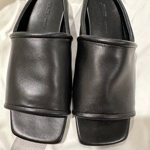 Khaite The Stagg Flat Leather sandals